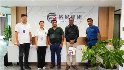 Els clients indis visiten l'empresa per signar comandes de paper de titani Gr5